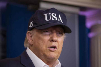 特朗普头戴印有「USA」字样深蓝色帽显得十分从容。AP