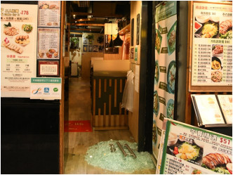 红磡必嘉街泰式餐厅玻璃门粉碎。