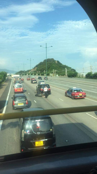 北大嶼山公路半小時內2宗車禍。Lai Kuen Chak‎圖片