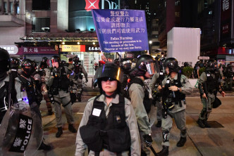 警方驱散示威者