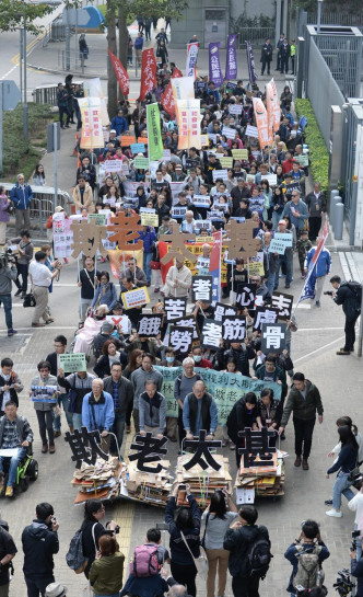 有近200人参与游行。