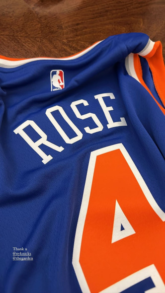 Rose獲贈NBA球衫。