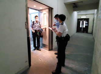警方在19樓被賊人爆竊的其中一個單位調查。林思明攝