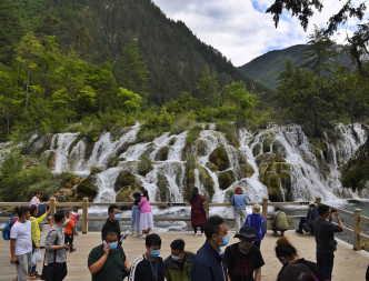 游客在九寨沟景区游玩。 新华社图片
