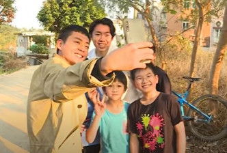 张振朗拍外景受小朋友欢迎。