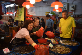 陳凱欣指今日的食材價格與平日相若，只是鮮魚價略貴。