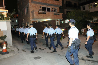 入夜后，大批机动部队警员到场，协助搜证。尹敬堂摄