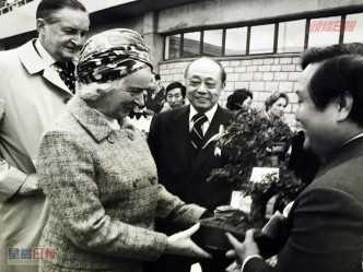 麦理浩伉俪在1977年1月10日出席海洋公园开幕礼，获送盆栽作纪念。资料图片