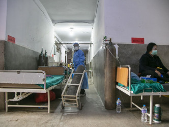 尼泊爾多地醫院床位與氧氣供應短缺。AP
