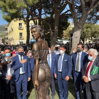 意大利前总理孔特（右三）近日为女铜像主持揭幕。互联网图片