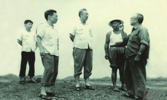 1978年8月，習仲勛（左三）在廣東惠陽農村調研。在清華大學學習的習近平（左一）利用暑假時間參加社會實踐，隨同父親一起下鄉。新華網圖片