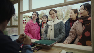 孙艺珍在韩剧《爱的迫降》中因滞留北韩而无奈以村姑Look现身。
