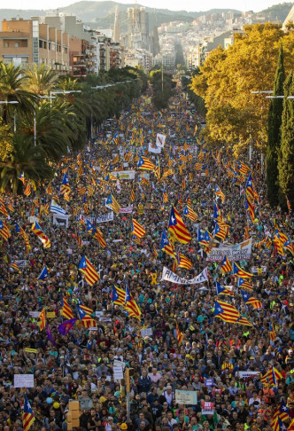 大约35万人星期六聚集在首府巴塞罗那。AP