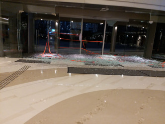 PopCorn商场有玻璃碎裂。
