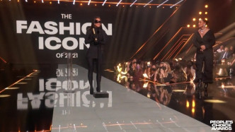 Kim Kardashian以黑色打扮上台领「时装象徵奖」。