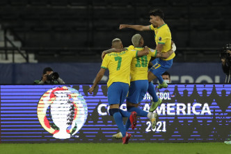 巴西队兴奋庆祝。 AP