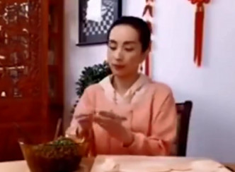 汤灿在短片中教网民包四色饺子。网图