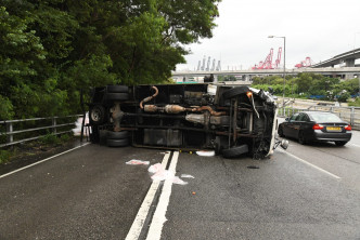 荃灣運冰車疑避車撞壆翻側。