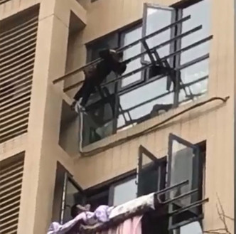 5歲男童在8樓的晾衫架上半天吊。網圖