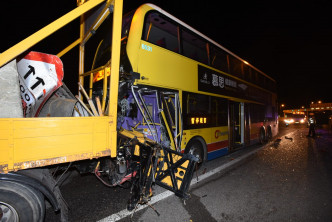意外中，巴士车头严重损毁。