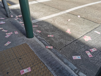 澳门早上有住宅单位掉落一叠面额10元的生肖钞。