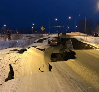阿拉斯加發生地震導致馬路斷裂地陷。網民圖片