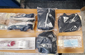 警方展示检获的衣服及手套等证物。林思明摄