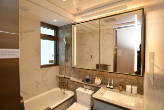 浴室配以大鏡櫃，既方便收納，亦方便整理儀容。（2座18樓B室經改動示範單位）