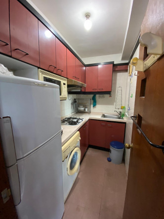 廚房設曲尺工作枱及廚櫃，可兼顧備餐及收納需要。