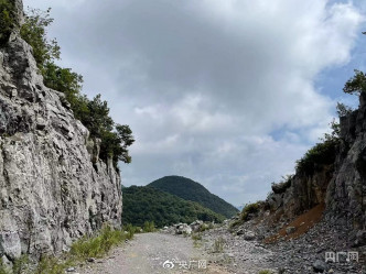 荒废的公路自行车赛道，如今只剩下路基上的石子（央广网微博图片）