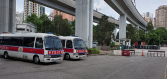 元朗南邊圍村外有警車戒備。