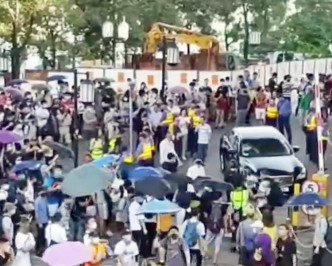 示威者包围聂德权汽车。有线截图
