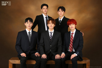 TEEN TOP成员（前排左起）创造、天地、Niel；（后排左起）C.A.P、Ricky