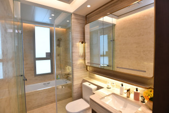 浴室牆壁以米色瓷磚及天然石鋪砌，易於打理。