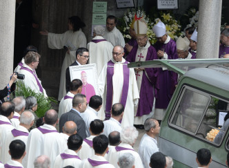楊鳴章的靈柩中午移送跑馬地天主教聖彌額爾墳場安葬。