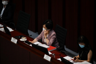 主席叶刘淑仪宣布休会。