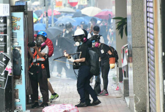示威者與警方爆發激烈衝突。
