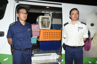 愛護動物協會檢核部門總督察 梁兆麟（左）、容智恆（右）。徐裕民攝