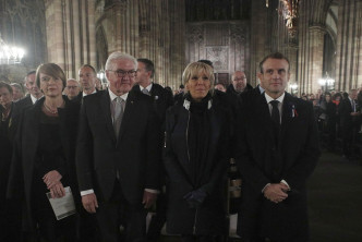法國總統馬克龍（左）夫婦及德國總統施泰因邁爾（左二）夫婦出席儀式。美聯社