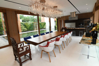 饭厅以白色及木系为主，用色相对沉实稳重。