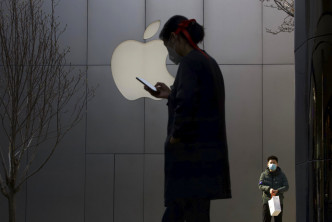 蘋果被指秘密減慢舊款iPhone智能手機的運作速度，質疑藉此強迫用家換新手機。AP