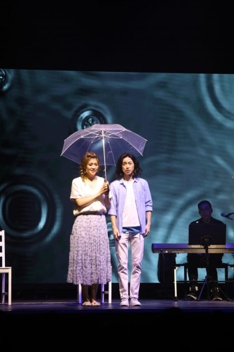 首次音乐剧的陈凯彤（左）表示，要演甜蜜爱情生活，又要应付与妈咪闹交的情绪，是一大挑战。