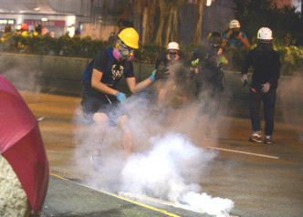 示威者與警察爆發激烈衝突