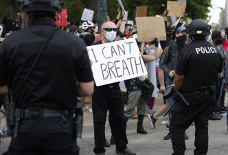 多个城市也有示威者上街抗议警方暴力。AP