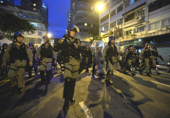 警方晚上驅散示威者