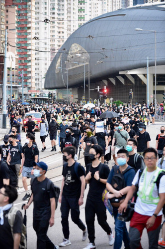 堅尼地城大批示威者衝出馬路