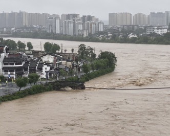 被沖毀的黃山屯溪老大橋。新華社資料圖片