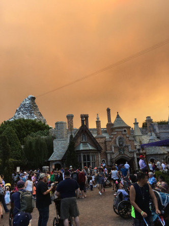 迪士尼乐园烟雾弥漫。网上图片