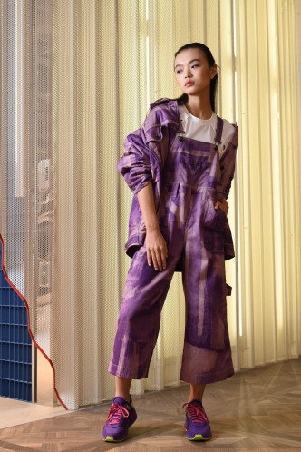 春季系列G-Sojo外套/$2,650、T-Taller短袖上衣/$850、P-Bibi吊帶工人褲/$2,400、紫色S-Serendipity運動鞋/$1,400。