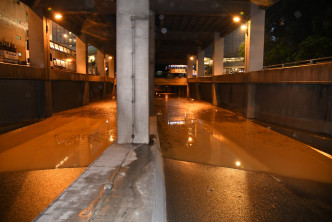 观塘道行车隧道几乎被水浸满。